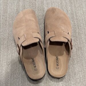 Suede clogs